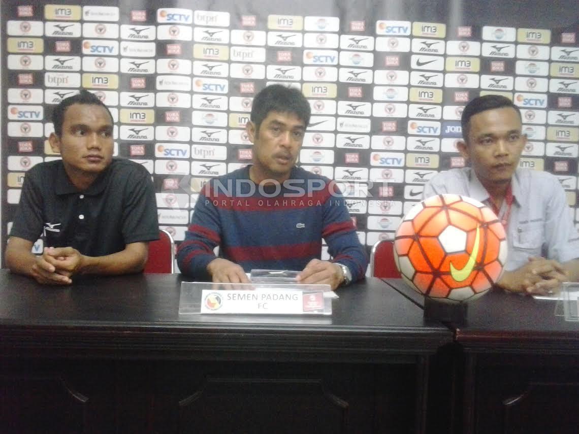 Nil%20Maizar%20dalam%20sebuah%20jumpa%20pers.